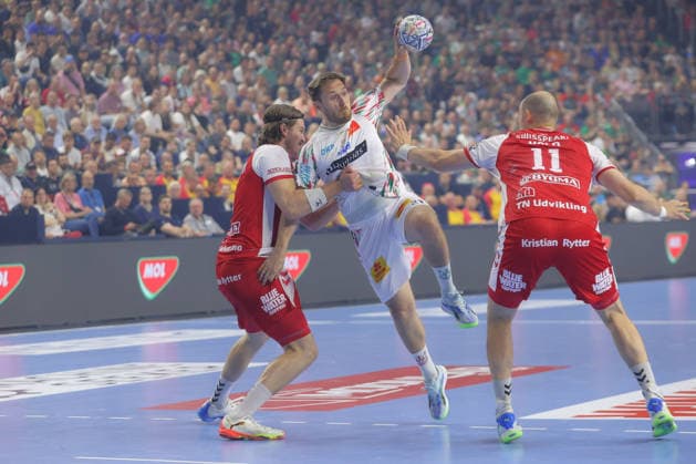 14 06 2026, xtgx, Handball, EHF Champions League match for 3rd place, HBC Aalborg Handbold SC Magdeburg v l Vetle Rönningen Aalborg, 8 Felix Claar Magdeburg, 7 duel, duel, fight, tackle Koeln