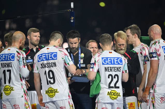Coach Bennet WIEGERT SCM surrounded by his players , time out Handball Champions League Final Four 2026, match for 3rd place , Aalborg Handbold AH SC Magdeburg MD , on 14 06 2026 in Cologne Germany Â