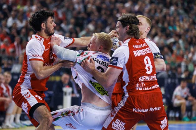 Magnus SAUGSTRUP SC Magdeburg, 23 in a duel against Marinus MUNK Aalborg Handbold, 25 and Vetle ROENNINGEN Aalborg Handbold, 08 GER, Aalborg Handbold vs SC Magdeburg, Handball, TruckScout24 EHF FINAL4 2026, Match for 3rd place, 2025 2026 season, 14 06 2026,, GER, Aalborg Handbold vs SC Magdeburg, Handball, TruckScout24 EHF FINAL4 2026, Match for 3rd place, 2025 2026 season, 14 06 2026, Cologne Copyright: xEibnerxPressefoto OliverxSchmidtx EP_OST