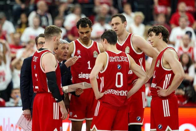 Svetislav Pesic FC Bayern Basketball, head coach in conversation with his players, Andreas Obst FC Bayern Basketball, 13 with Oscar da Silva FC Bayern Basketball, 01 and Nenad Dimitrijevic FC Bayern Basketball, 00 , with Johannes Voigtmann FC Bayern Basketball, 07 and Justinian Jessup FC Bayern Basketball, 10 , GER, FC Bayern Basketball vs Alba Berlin, Basketball, easycredit Basketball Bundesliga, Playoffs, Final, Game 2, Season 2025 2026, 14 06 2026, GER, FC Bayern Basketball vs Alba Berlin, Basketball, easycredit Basketball Bundesliga, Playoffs, Final, Game 2, Season 2025 2026, 14 06 2026 Muenchen Copyright: xEibner-Pressefoto JennixMaulx EP_JML