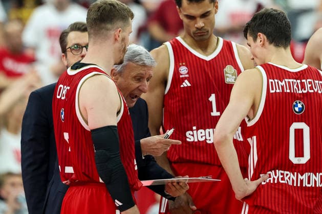 Svetislav Pesic FC Bayern Basketball, head coach in conversation with his players, Andreas Obst FC Bayern Basketball, 13 with Oscar da Silva FC Bayern Basketball, 01 and Nenad Dimitrijevic FC Bayern Basketball, 00 , GER, FC Bayern Basketball vs Alba Berlin, Basketball, easycredit Basketball Bundesliga, Playoffs, Final, Game 2, Season 2025 2026, 14 06 2026, GER, FC Bayern Basketball vs Alba Berlin, Basketball, easycredit Basketball Bundesliga, Playoffs, Final, Game 2, Season 2025 2026, 14 06 2026 Muenchen Copyright: xEibner-Pressefoto JennixMaulx EP_JML
