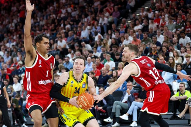 Justin Bean Alba Berlin, 34 with ball with Oscar da Silva FC Bayern Basketball, 01 and Andreas Obst FC Bayern Basketball, 13 , GER, FC Bayern Basketball vs Alba Berlin, Basketball, easycredit Basketball Bundesliga, Playoffs, Final, Game 2, Season 2025 2026, 14 06 2026, GER, FC Bayern Basketball vs Alba Berlin, Basketball, easycredit Basketball Bundesliga, Playoffs, Final, Game 2, Season 2025 2026, 14 06 2026 Muenchen Copyright: xEibner-Pressefoto JennixMaulx EP_JML