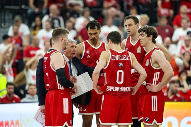 Svetislav Pesic FC Bayern Basketball, head coach in conversation with his players, Andreas Obst FC Bayern Basketball, 13 with Oscar da Silva FC Bayern Basketball, 01 and Nenad Dimitrijevic FC Bayern Basketball, 00 , with Johannes Voigtmann FC Bayern Basketball, 07 and Justinian Jessup FC Bayern Basketball, 10 , GER, FC Bayern Basketball vs Alba Berlin, Basketball, easycredit Basketball Bundesliga, Playoffs, Final, Game 2, Season 2025 2026, 14 06 2026, GER, FC Bayern Basketball vs Alba Berlin, Basketball, easycredit Basketball Bundesliga, Playoffs, Final, Game 2, Season 2025 2026, 14 06 2026 Muenchen Copyright: xEibner-Pressefoto JennixMaulx EP_JML