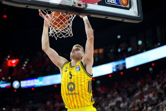 Dunk Sam Griesel Alba Berlin, 05 , GER, FC Bayern Basketball vs Alba Berlin, Basketball, easycredit Basketball Bundesliga, Playoffs, Final, Game 2, Season 2025 2026, 14 06 2026, GER, FC Bayern Basketball vs Alba Berlin, Basketball, easycredit Basketball Bundesliga, Playoffs, Final, Game 2, Season 2025 2026, 14 06 2026 Muenchen Copyright: xEibner-Pressefoto JennixMaulx EP_JML