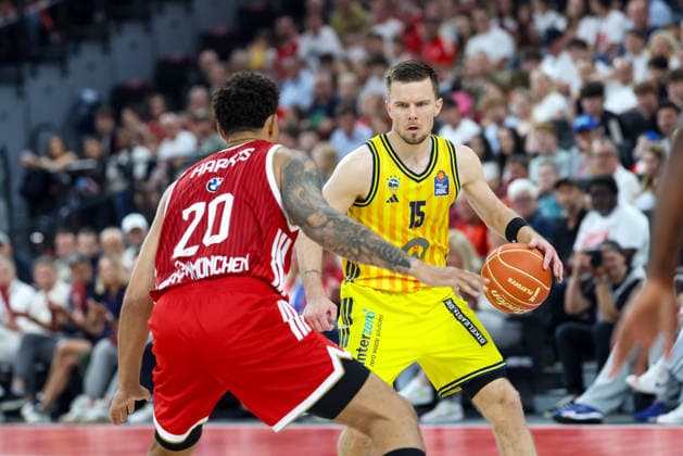 Martin Hermannsson Alba Berlin, 15 with ball with Elias Harris FC Bayern Basketball, 20 , GER, FC Bayern Basketball vs Alba Berlin, Basketball, easycredit Basketball Bundesliga, Playoffs, Final, Game 2, Season 2025 2026, 14 06 2026, GER, FC Bayern Basketball vs Alba Berlin, Basketball, easycredit Basketball Bundesliga, Playoffs, Final, Game 2, Season 2025 2026, 14 06 2026 Munich Copyright: xEibner-Pressefoto JennixMaulx EP_JML