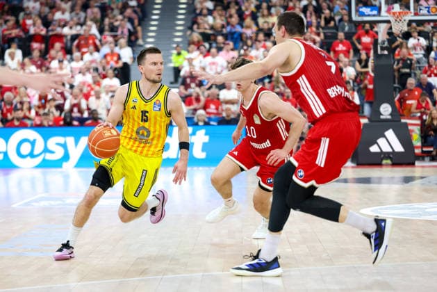 Martin Hermannsson Alba Berlin, 15 with Johannes Voigtmann FC Bayern Basketball, 07 and Justinian Jessup FC Bayern Basketball, 10 , GER, FC Bayern Basketball vs Alba Berlin, Basketball, easycredit Basketball Bundesliga, Playoffs, Final, Game 2, 2025 2026 season, 14 06 2026, GER, FC Bayern Basketball vs Alba Berlin, Basketball, easycredit Basketball Bundesliga, Playoffs, Final, Game 2, 2025 2026 season, 14 06 2026 Munich Copyright: xEibner-Pressefoto JennixMaulx EP_JML