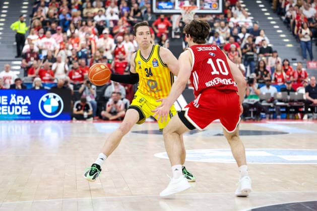 Justin Bean Alba Berlin, 34 mti ball with Justinian Jessup FC Bayern Basketball, 10 , GER, FC Bayern Basketball vs Alba Berlin, Basketball, easycredit Basketball Bundesliga, Playoffs, Final, Game 2, Season 2025 2026, 14 06 2026, GER, FC Bayern Basketball vs Alba Berlin, Basketball, easycredit Basketball Bundesliga, Playoffs, Final, Game 2, Season 2025 2026, 14 06 2026 Muenchen Copyright: xEibner-Pressefoto JennixMaulx EP_JML