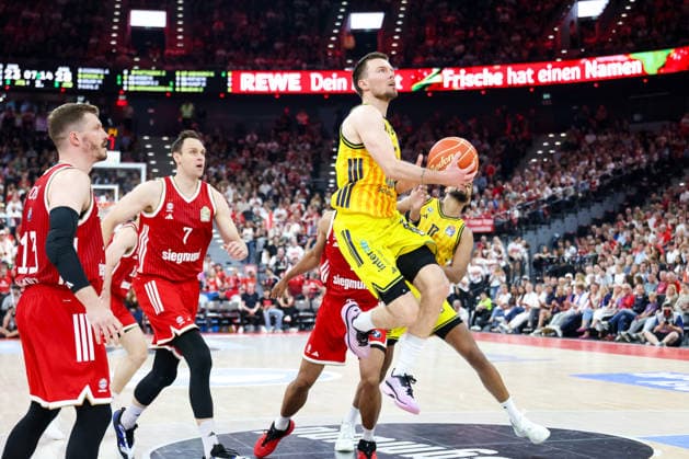 Martin Hermannsson Alba Berlin, 15 with ball with Johannes Voigtmann FC Bayern Basketball, 07 and Andreas Obst FC Bayern Basketball, 13 , GER, FC Bayern Basketball vs Alba Berlin, Basketball, easycredit Basketball Bundesliga, Playoffs, Final, Game 2, Season 2025 2026, 14 06 2026, GER, FC Bayern Basketball vs Alba Berlin, Basketball, easycredit Basketball Bundesliga, Playoffs, Final, Game 2, Season 2025 2026, 14 06 2026 Muenchen Copyright: xEibner-Pressefoto JennixMaulx EP_JML