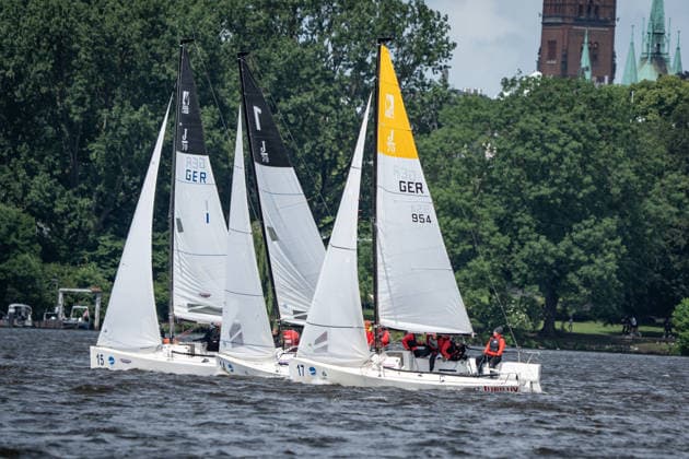 Team Garda Girls auf Boot 17 in Rennen 62 Helga Cup 2026 Segelregatta auf der Hamburger Außenalster, Hamburg Hamburg Deutschland Außenalster *** Team Garda Girls on boat 17 in race 62 Helga Cup 2026 sailing regatta on the Hamburg Outer Alster, Hamburg Hamburg Germany Outer Alster