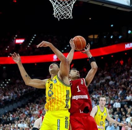 Oscar da Silva FC Bayern Basketball, 01 with ball under the basket in duel with Justuz Hollatz FC Bayern Basketball, 21 , GER, FC Bayern Basketball vs Alba Berlin, Basketball, easycredit Basketball Bundesliga, Playoffs, Final, Game 2, Season 2025 2026, 14 06 2026, GER, FC Bayern Basketball vs Alba Berlin, Basketball, easycredit Basketball Bundesliga, Playoffs, Final, Game 2, Season 2025 2026, 14 06 2026 Munich Copyright: xEibner-Pressefoto JennixMaulx EP_JML