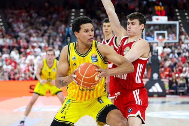 Michael Rataj Alba Berlin, 21 with ball with Nenad Dimitrijevic FC Bayern Basketball, 00 , GER, FC Bayern Basketball vs Alba Berlin, Basketball, easycredit Basketball Bundesliga, Playoffs, Final, Game 2, Season 2025 2026, 14 06 2026, GER, FC Bayern Basketball vs Alba Berlin, Basketball, easycredit Basketball Bundesliga, Playoffs, Final, Game 2, Season 2025 2026, 14 06 2026 Muenchen Copyright: xEibner-Pressefoto JennixMaulx EP_JML