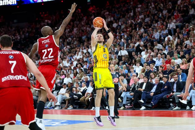 Martin Hermannsson Alba Berlin, 15 with ball with Isiaha Mike FC Bayern Basketball, 22 , GER, FC Bayern Basketball vs Alba Berlin, Basketball, easycredit Basketball Bundesliga, Playoffs, Final, Game 2, 2025 2026 season, 14 06 2026, GER, FC Bayern Basketball vs Alba Berlin, Basketball, easycredit Basketball Bundesliga, Playoffs, Final, Game 2, 2025 2026 season, 14 06 2026 Munich Copyright: xEibner-Pressefoto JennixMaulx EP_JML