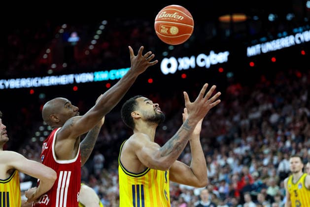 Norris Agbakoko Alba Berlin, 17 with Isiaha Mike FC Bayern Basketball, 22 , GER, FC Bayern Basketball vs Alba Berlin, Basketball, easycredit Basketball Bundesliga, Playoffs, Final, Game 2, 2025 2026 season, 14 06 2026, GER, FC Bayern Basketball vs Alba Berlin, Basketball, easycredit Basketball Bundesliga, Playoffs, Final, Game 2, 2025 2026 season, 14 06 2026 Munich Copyright: xEibner-Pressefoto JennixMaulx EP_JML