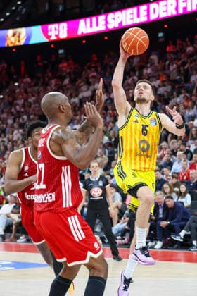 Martin Hermannsson Alba Berlin, 15 with ball, with Isiaha Mike FC Bayern Basketball, 22 , GER, FC Bayern Basketball vs Alba Berlin, Basketball, easycredit Basketball Bundesliga, Playoffs, Final, Game 2, 2025 2026 season, 14 06 2026, GER, FC Bayern Basketball vs Alba Berlin, Basketball, easycredit Basketball Bundesliga, Playoffs, Final, Game 2, 2025 2026 season, 14 06 2026 Munich Copyright: xEibner-Pressefoto JennixMaulx EP_JML