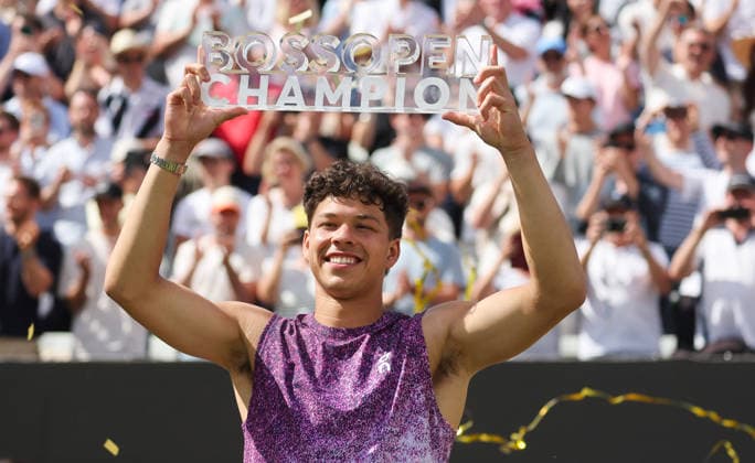 Stuttgart , Tennis , BOSS Open Finale , Sieger Ben Shelton (USA) mit Pokal bei der Siegerehrung *** Stuttgart , Tennis , BOSS Open Final , Winner Ben Shelton USA with trophy at the award ceremony