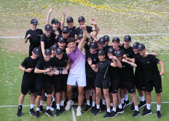 14.06.2026, Boss Open 2026, ATP, Tennis Herren Tour 250 Stuttgart, TTC Weissenhof, Tennis, im Bild: Ben Shelton Sieger bei BOSS Open 2026 in Stuttgart feiert mit Ballkindern *** 14 06 2026, Boss Open 2026, ATP Tour 250 Stuttgart, TTC Weissenhof, Tennis, Sport, in the picture Ben Shelton winner at BOSS Open 2026 in Stuttgart celebrates with ball kids