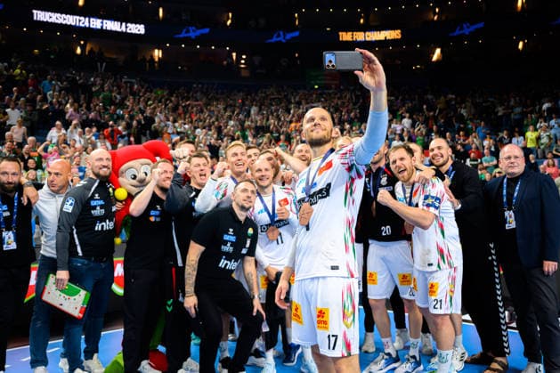 Cologne, Germany Handball EHF CL Final 4 Match 3rd place Aalborg Handbold SC Magdeburg Tim Hornke SC Magdeburg with cell phone, team photo, final cheer final cheer emotion joy Cologne Lanxess Arena North Rhine-Westphalia Germany