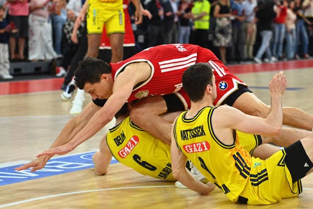 VLADIMIR LUCIC FCB falls over Malte DELOW Alba Berlin and Jonas MATTISSECK Alba Berlin Basketball BBL,Saison 2025 2026 Play Off Finale Spiel 2, FC Bayern Muenchen Alba Berlin am 14 06 2026 S A P G A R D EN