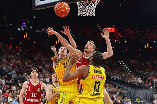 from left Jusatin BEAN Alba Berlin , Niels GIFFEY FCB J Wan ROBERTS Berlin action,duel Basketball BBL,season 2025 2026 Play Off Final Game 2, FC Bayern Muenchen Alba Berlin on 14 06 2026 S A P G A R D EN