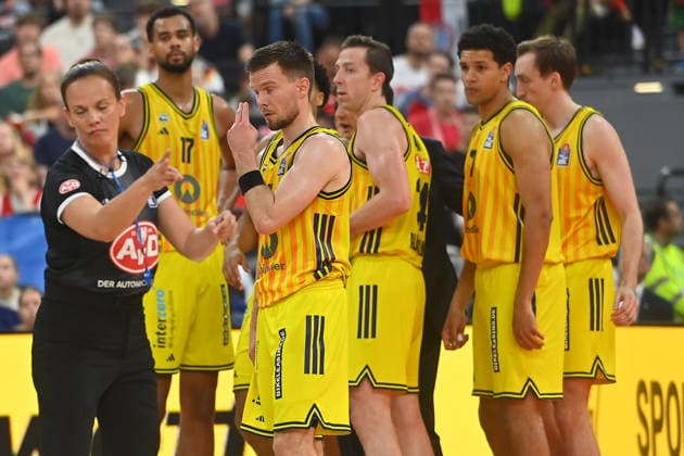 Berlin players f li Norris AGBAKOKO Berlin ,Martin HERMANNSSON Berlin ,Jusatin BEAN Alba Berlin ,Jack KAYIL Alba Berlin , Moses WOOD Berlin , Disappointment,frustration,disappointed,frustrated,dejected, Basketball BBL,Saison 2025 2026 Play Off Final Spiel 2, FC Bayern Muenchen Alba Berlin am 14 06 2026 S A P G A R D EN