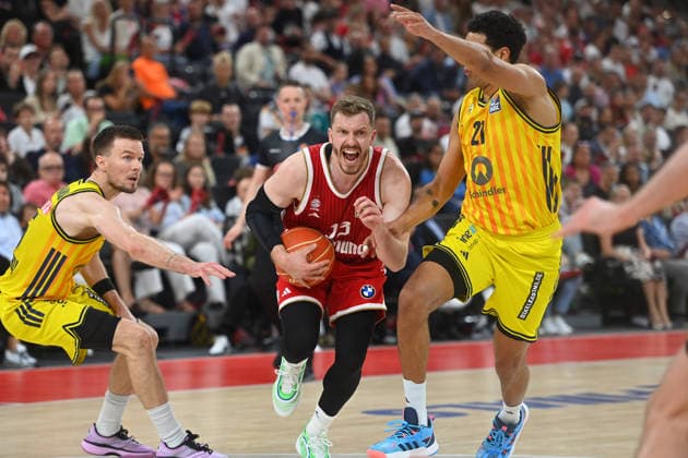 from left Martin HERMANNSSON Berlin , Andreas OBST FCB , Michale RATAJ Alba Berlin , action,duel Basketball BBL,season 2025 2026 play off final game 2, FC Bayern Muenchen Alba Berlin on 14 06 2026 S A P G A R D EN