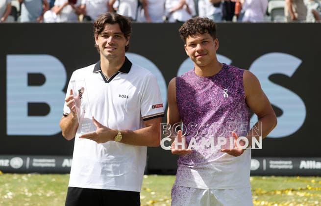 Stuttgart , Tennis , BOSS Open Final , f l Taylor Fritz and Ben Shelton USA at the award ceremony