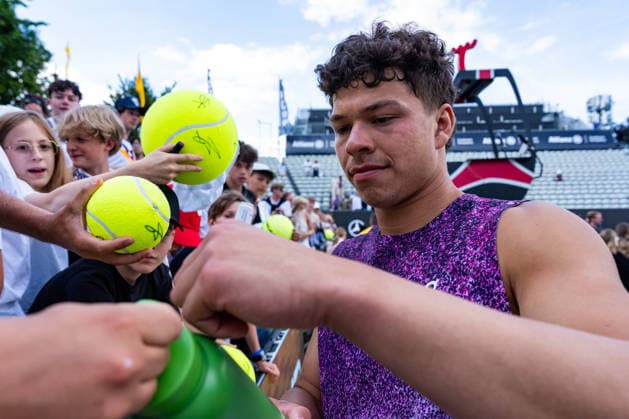 Stuttgart, GERMANY - June 14: Winner Ben Shelton (USA) giving autogramms after the Singles Final Match between Ben Shelton (USA) vs. Taylor Fritz (USA) at BOSS OPEN 2026, Tennisanlage Weissenhof on June 14, 2026 in Stuttgart, Germany. Baden-Württemberg Germany Copyright: xTimoxSteinx