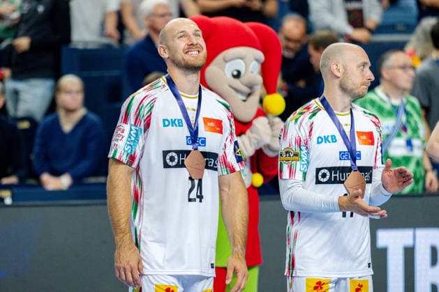 Cologne, 12 05 2026, Handball, Men, EHF Champions League Men 2025 26, Match for 3rd place, Aalborg Handball SC Magdeburg Christian O Sullivan SC Magdeburg, 24 beaming after receiving the medals