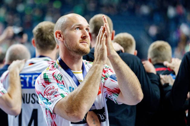 Cologne, 12 05 2026, Handball, Men, EHF Champions League Men 2025 26, Match for 3rd place, Aalborg Handball SC Magdeburg Christian O Sullivan SC Magdeburg, 24 thanks the fans