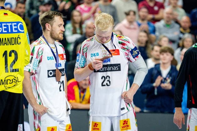 Cologne, 12 05 2026, Handball, Men, EHF Champions League Men 2025 26, Match for 3rd place, Aalborg Handball SC Magdeburg Magnus Saugstrup Jensen SC Magdeburg, 23 looks at the medal