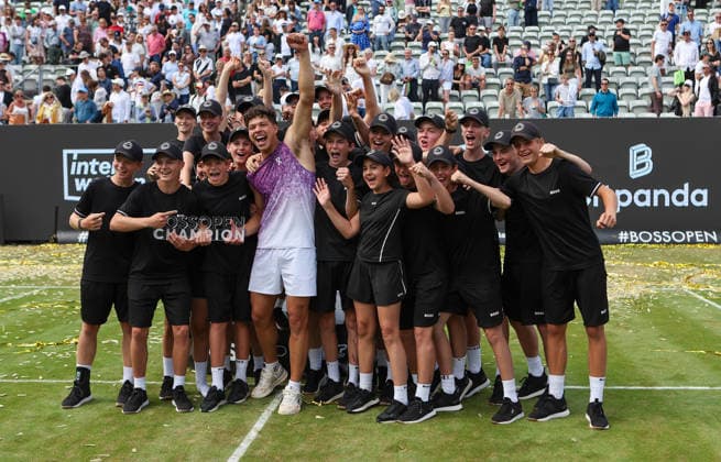 Stuttgart , Tennis , BOSS Open Final , Winner Ben Shelton USA cheers with the ball kids at the award ceremony