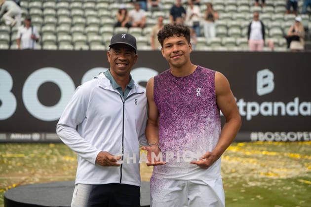 Ben Shelton with trophy, Bryan Shelton father and coach of Ben Shelton , Ben Shelton vs Taylor Fritz, Tennis, ATP Tournament, Boss Open, Center Court, Final, 14 06 2026, Ben Shelton vs Taylor Fritz, Tennis, ATP Tournament, Boss Open, Center Court, Final, 14 06 2026, Stuttgart Copyright: xEibner-Pressefoto EdwardxCheungx EP_ECG