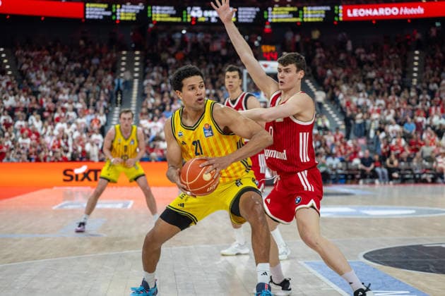 Michael Rataj 21 Alba Berlin in a duel with Neno Dimitrijevic 0 FC Bayern Basketball , FC Bayern Basketball vs Alba Berlin, BBL, Final 2, 14 06 2026 Munich Bavaria Germany Copyright: xkolbert-press UlrichxGamelx