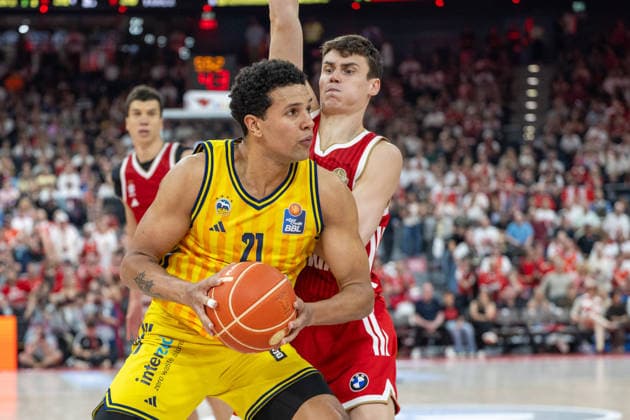 Michael Rataj 21 Alba Berlin in a duel with Neno Dimitrijevic 0 FC Bayern Basketball , FC Bayern Basketball vs Alba Berlin, BBL, Final 2, 14 06 2026 Munich Bavaria Germany Copyright: xkolbert-press UlrichxGamelx