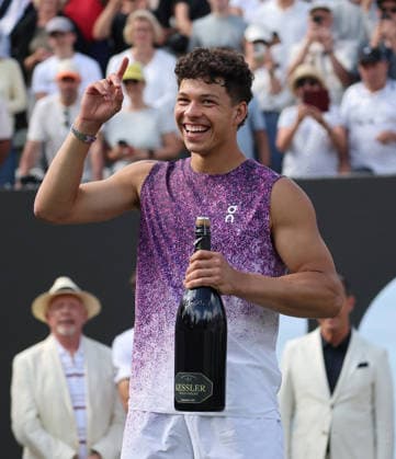 Stuttgart , Tennis , BOSS Open Final , Winner Ben Shelton USA with champagne bottle