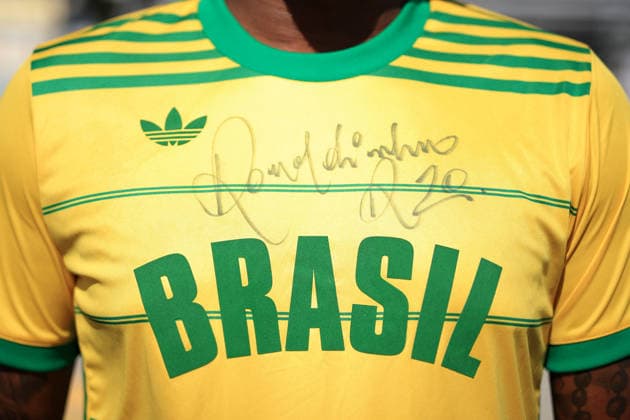 Football - FIFA World Cup, WM, Weltmeisterschaft, Fussball - Group C - Brazil v Morocco 13th June 2026 - FIFA World Cup - Group C - Brazil v Morocco - A Brazil fan wears a shirt signed with an autograph by Ronaldinho - Photo: Simon Stacpoole Offside. New Jersey USA *** Fußball FIFA Fussball-Weltmeisterschaft Gruppe C Brasilien gegen Marokko 13. Juni 2026 FIFA Fussball-Weltmeisterschaft Gruppe C Brasilien gegen Marokko Ein brasilianischer Fan trägt ein T-Shirt mit einem Autogramm von Ronaldinho Foto Simon Stacpoole Abseits New Jersey USA  Copyright: xSimonxStacpoolexOffside