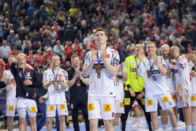 14 06 2026, xtgx, Handball, EHF Champions League match for 3rd place, HBC Aalborg Handbold SC Magdeburg f l Manuel Zehnder Magdeburg, 8 thanks the fans for the victory, cheering after the end of the match Cologne