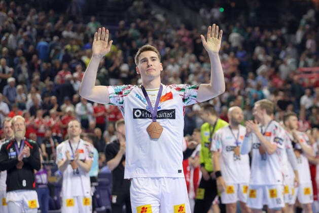 14 06 2026, xtgx, Handball, EHF Champions League match for 3rd place, HBC Aalborg Handbold SC Magdeburg f l Manuel Zehnder Magdeburg, 8 thanks the fans for the victory, cheering after the end of the match Cologne