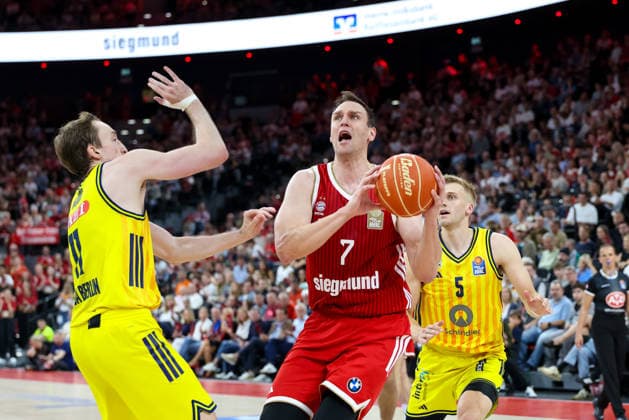 Johannes Voigtmann FC Bayern Basketball, 07 with ball with Moses Wood Alba Berlin, 11 and Sam Griesel Alba Berlin, 05 , GER, FC Bayern Basketball vs Alba Berlin, Basketball, easycredit Basketball Bundesliga, Playoffs, Final, Game 2, Season 2025 2026, 14 06 2026, GER, FC Bayern Basketball vs Alba Berlin, Basketball, easycredit Basketball Bundesliga, Playoffs, Final, Game 2, Season 2025 2026, 14 06 2026 Muenchen Copyright: xEibner-Pressefoto JennixMaulx EP_JML