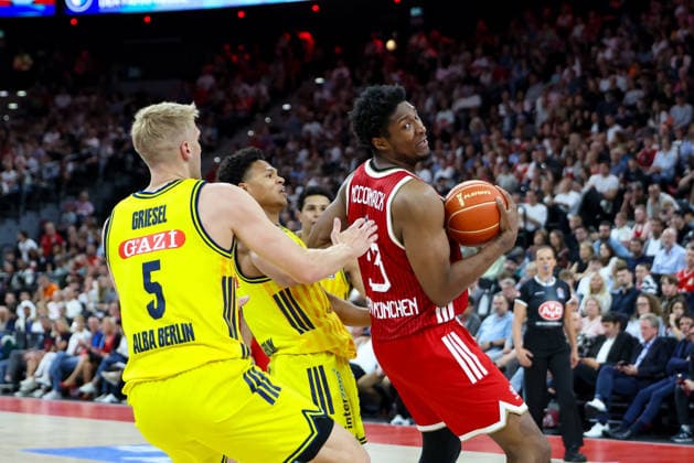 David McCormack FC Bayern Basketball, 33 with Sam Griesel Alba Berlin, 05 , GER, FC Bayern Basketball vs Alba Berlin, Basketball, easycredit Basketball Bundesliga, Playoffs, Final, Game 2, Season 2025 2026, 14 06 2026, GER, FC Bayern Basketball vs Alba Berlin, Basketball, easycredit Basketball Bundesliga, Playoffs, Final, Game 2, Season 2025 2026, 14 06 2026 Munich Copyright: xEibner-Pressefoto JennixMaulx EP_JML