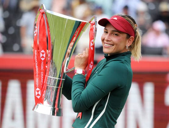 Tennis - HSBC Queen™s Club Championships - Women™s WTA, Tennis Damen 500 Tournament - Queen™s Club, London - Sunday 14th June 2026 Women™s Final Donna Vekic (CRO) Emma Raducanu (GBR) Donna Vekic with the trophy COLORSPORT ANDREW COWIE 