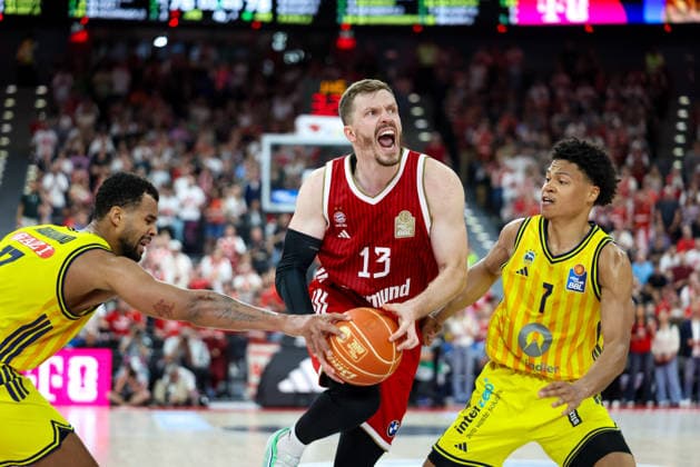Andreas Obst FC Bayern Basketball, 13 with ball with Jack Kayil Alba Berlin, 07 , with Norris Agbakoko Alba Berlin, 17 , GER, FC Bayern Basketball vs Alba Berlin, Basketball, easycredit Basketball Bundesliga, Playoffs, Final, Game 2, Season 2025 2026, 14 06 2026, GER, FC Bayern Basketball vs Alba Berlin, Basketball, easycredit Basketball Bundesliga, Playoffs, Final, Game 2, Season 2025 2026, 14 06 2026 Muenchen Copyright: xEibner-Pressefoto JennixMaulx EP_JML