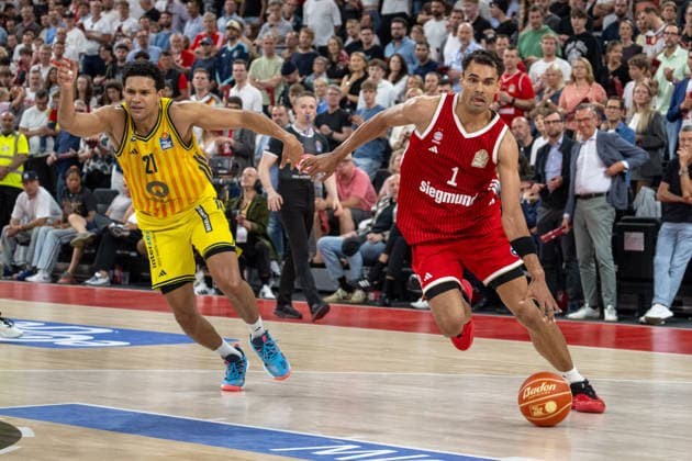 Michael Rataj 21 Alba Berlin in a duel with Oscar da Silva 1 FC Bayern Basketball , FC Bayern Basketball vs Alba Berlin, BBL, Final 2, 14 06 2026 Munich Bavaria Germany Copyright: xkolbert-press UlrichxGamelx