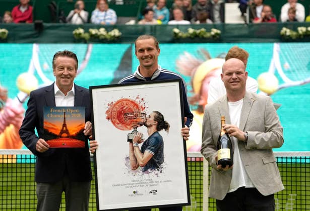 photo Honor for Sascha Zverev in the middle for his victory at the French Open , left tournament director Ralf WEBER and right Sven Wortmann , member of the supervisory board of the main sponsor Wortmann AG Tennis Tournament Terra Wortmann Cup qualifying round at Gerry Weber Sportpark in Halle Westfalen on Sun 14 06 2026