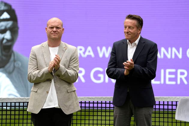 photo Honor for Sascha Zverev for his victory at the Franch Open , here tournament director Ralf Weber on the right and Sven Wortmann applaud Wortmann is a member of the supervisory board at the main sponsor tennis tournament Terra Wortmann Cup qualifying round at the Gerry Weber Sportpark in Halle Westfalen on Sun 14 06 2026