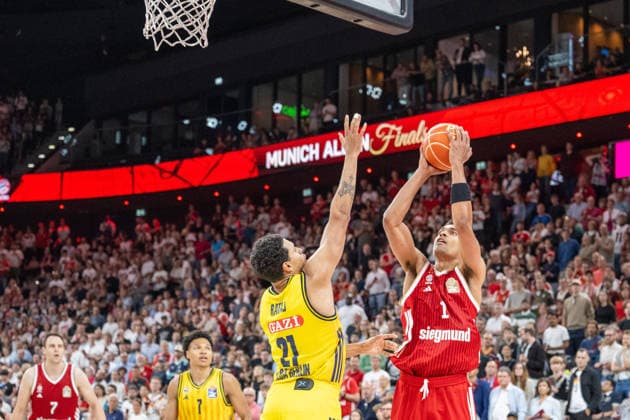 Michael Rataj 21 Alba Berlin in a duel with Oscar da Silva 1 FC Bayern Basketball , FC Bayern Basketball vs Alba Berlin, BBL, Final 2, 14 06 2026 Munich Bavaria Germany Copyright: xkolbert-press UlrichxGamelx