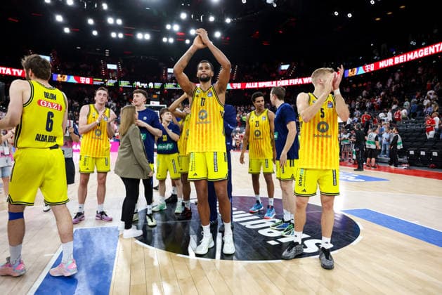 The Alba Berlin team after the victory, Cheering with the fans, Emotions, GER, FC Bayern Basketball vs Alba Berlin, Basketball, easycredit Basketball Bundesliga, Playoffs, Final, Game 2, Season 2025 2026, 14 06 2026, GER, FC Bayern Basketball vs Alba Berlin, Basketball, easycredit Basketball Bundesliga, Playoffs, Final, Game 2, Season 2025 2026, 14 06 2026 Munich Copyright: xEibner-Pressefoto JennixMaulx EP_JML