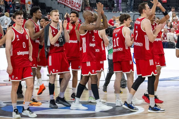 The players of FC Bayern Basketball stand together and say goodbye to their fans, FC Bayern Basketball vs Alba Berlin, BBL, Final 2, 14 06 2026 Munich Bavaria Germany Copyright: xkolbert-press UlrichxGamelx
