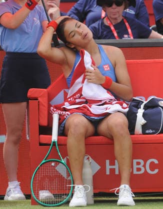 Tennis - HSBC Queen™s Club Championships - Women™s WTA, Tennis Damen 500 Tournament - Queen™s Club, London - Sunday 14th June 2026 Women™s Final Donna Vekic (CRO) Emma Raducanu (GBR) Emma Raducanu stretches her neck muscles in between games COLORSPORT ANDREW COWIE 