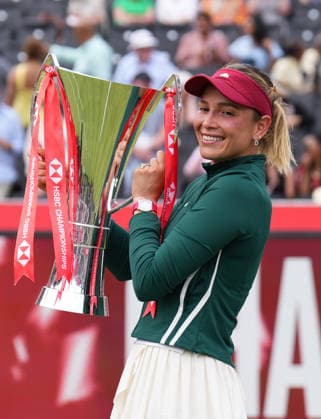 Donna Vekic of Croatia poses with the winners trophy after defeating Emma Raducanu of GBR in the 2026 final during day seven (Finals) of the HSBC Championships WTA, Tennis Damen tournament at The Queen s Club on the 14 June 2026.  Copyright: xAndyxRowlandx PMI-7269-0012